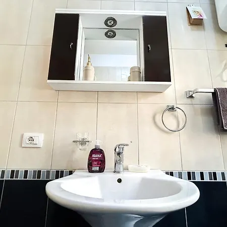 Veronika & Barbora With Swimming Pool Apartment Golem (Tirana)