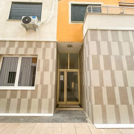 Veronika & Barbora With Swimming Pool Apartment Golem (Tirana)