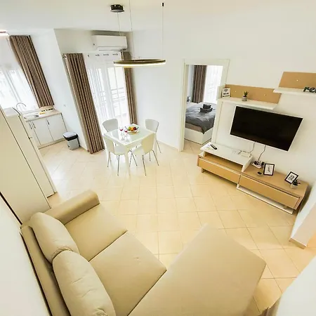 Veronika & Barbora With Swimming Pool Apartment Golem (Tirana)