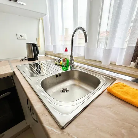 Veronika & Barbora With Swimming Pool Apartment Golem (Tirana)